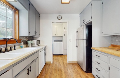 Humboldt Hill House | Colonial-style home w/fireplace, large yard, W/D - close to shopping & redwoods