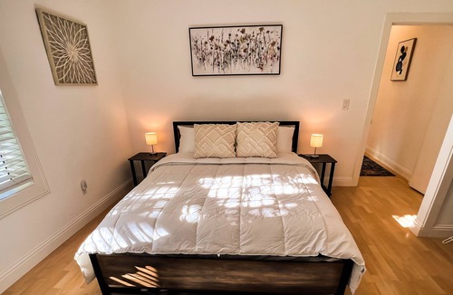 North Oak Park Apartment | Comfortable 2BR with Spacious Deck! 7 mins to Sacramento Midtown/Downtown