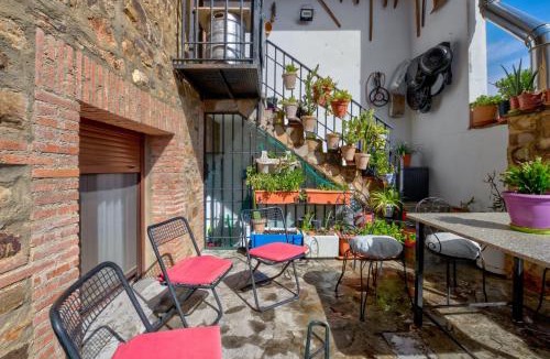Puebla de Don Rodrigo Villa | Comfortable Villa in Puebla de Don Rodrigo with Private Pool