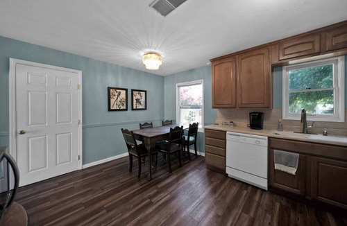 Redding House | Comfortable home near river access trail