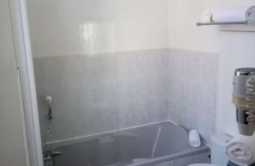 Digne-les-Bains Hotel | Comfortable Stay with Free Parking | Close to Terain de pétanque