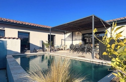 Aubignan Villa | Contemporary villa with swimming pool. 5min walk to shops