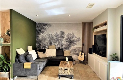 Aubignan Villa | Contemporary villa with swimming pool. 5min walk to shops