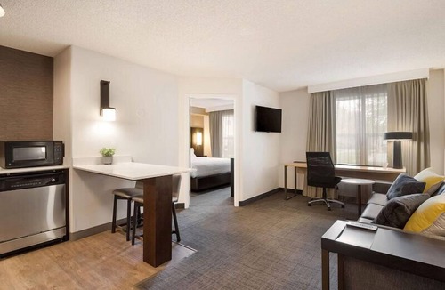 Reno/Tahoe Airport Hotel | Convenient Location! Unit w/Full Kitchen, Outdoor Pool, Free Breakfast!