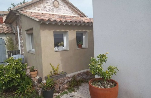 Sollies Pont Cabin | Cosy Provencal cottage with pool access.