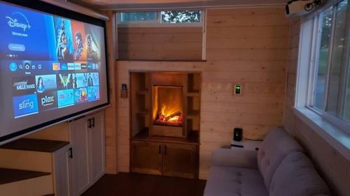 Upper Lake House | Couple’s retreat in Tiny Home w soaking tub/beach