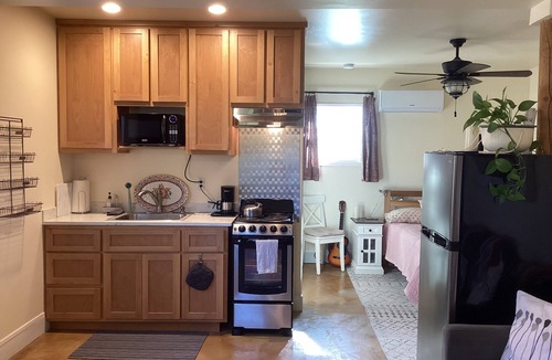 Winters House | Cozy 1-bedroom studio barn cottage in tranquil Winters