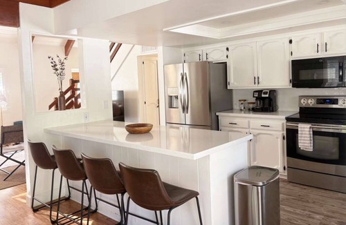Three Rivers House | Cozy Mountain Escape Near Sequoia : Spa & Fire Pit