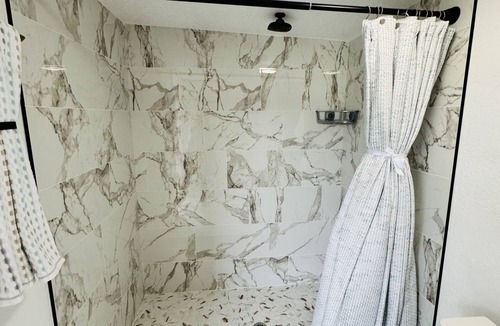 Kaweah House | Cozy Private Suite with bathroom, 28 mins from Sequoia National Park.