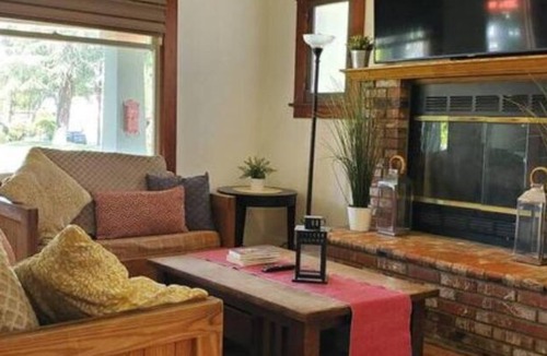 Downtown Riverside House | Cozy University 3 Beds, 5 Baths in Riverside CA