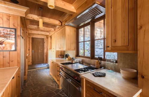 Truckee Villa | Craftsman Cabin | Hot Tub + Fire Pit + Games | Near Palisades | Hunter