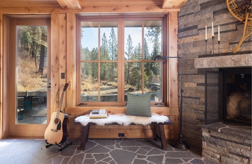 Truckee Villa | Craftsman Cabin | Hot Tub + Fire Pit + Games | Near Palisades | Hunter