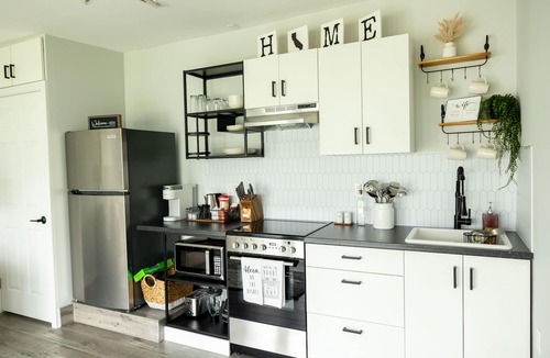 Compton House | Cute, Clean, & Cozy private guest house near LAX