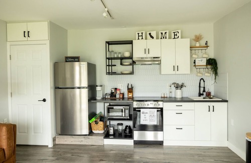 Compton House | Cute, Clean, & Cozy private guest house near LAX