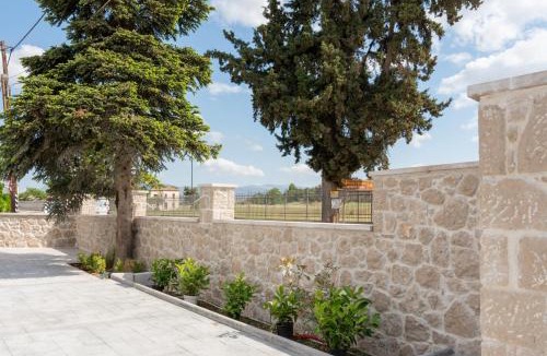 Tirintha Apartment | Cyclopean View Suites 1