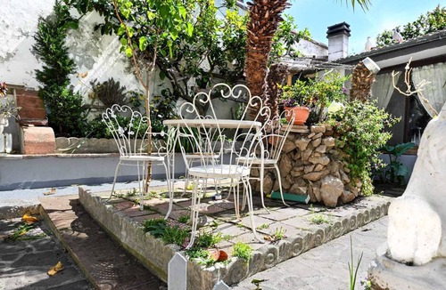 Caprona House | Degas Caprona. Single rooms, double rooms. Price 90€ per room.