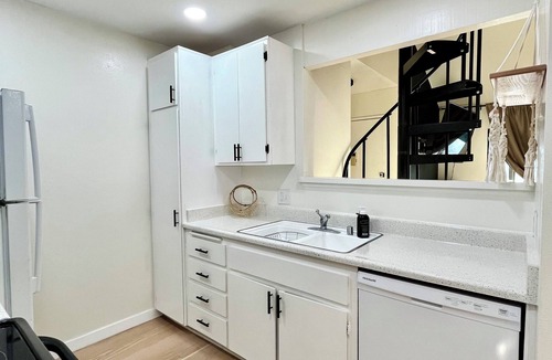 Yorktown Condo | Downtown Huntington Beach! LOCATION! CLOSE TO THE BEACH!