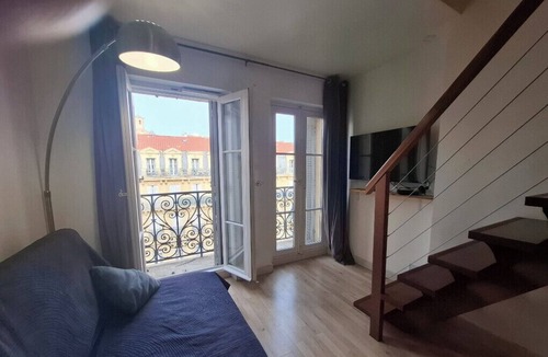 Les Grands Carmes Apartment | Duplex with balcony by the République tram stop