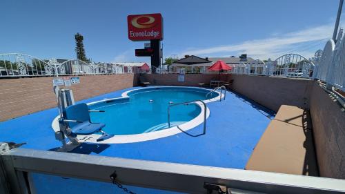 Fallon Cabin | Econo Lodge Fallon Naval Air Station Area