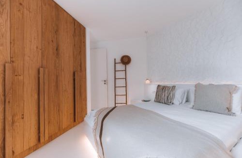 Plaka Villa | Eight Infinity Suites - Cliffside Residence -
