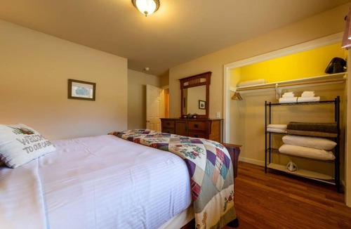 Orick House | Elk Meadow Cabins 19A Johnny Redwood Suite