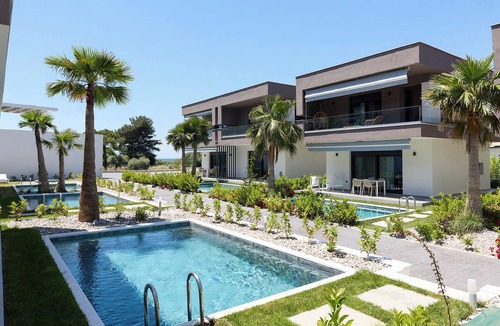 Skala Rachoniou Villa | Emerald Three-Bedroom Villa with Private Pool