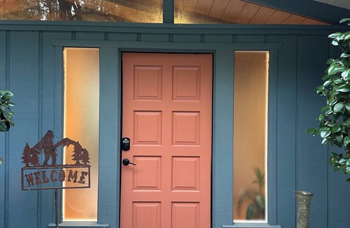 Myers Flat House | Epic Group Getaway, Sleeps 16+ on Eel River & Avenue of the Giants