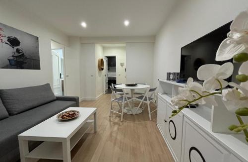 Aranjuez Apartment | Espacioso Apartamento Familiar con terraza en Aranjuez - Confort, Tranquilidad, cerca de Parque Warner y Parque Temático Puy du Fou