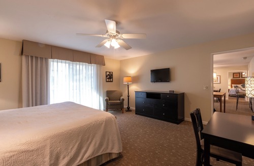 San Diego Country Estates Hotel | Explore Ramona | Kitchen | Balcony | Free Parking