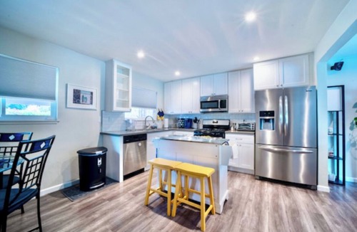 Sylmar House | Exquisite Home with Pool, BBQ, Yoga Room & Gym