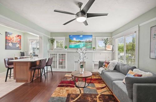 Belmont Heights House | Fire pit, Game Room & BBQ - Family-Friendly Home
