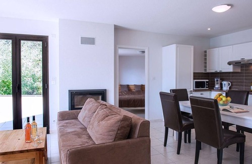 Chorges Apartment | Flat with water views