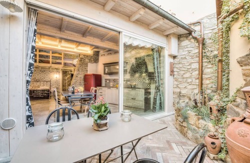 Florence Apartment | Giglio Rosso in Florence by Mmega