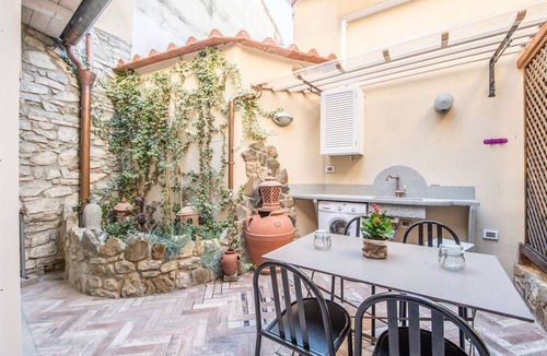 Florence Apartment | Giglio Rosso in Florence by Mmega