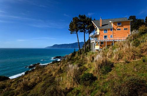 Shelter Cove Apartment | Gorgeous Oceanview, by OceanviewHotTubs Oceanfront! Shelter Cove, CA Tesla EV Station