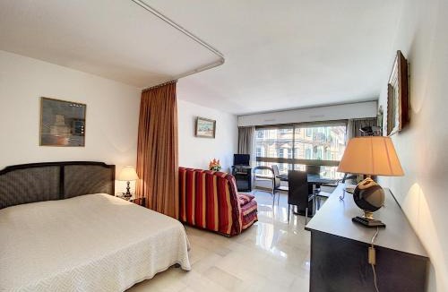Cannes City Centre Apartment | Gray d'Albion studio BON500