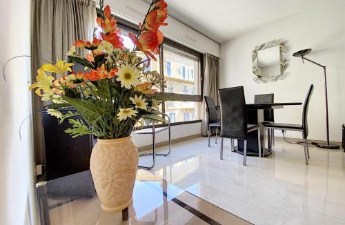 Cannes City Centre Apartment | Gray d'Albion studio BON500