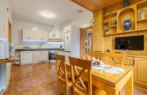 Cenes de la Vega House | Holiday Home 'Casa Rural Vista Blanca' with Mountain View, Wi-Fi and Air Conditioning