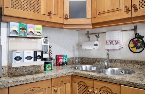 Setenil de las Bodegas House | Holiday Home 'El Aroma Del Dulce' with Mountain View, Wi-Fi and Air Conditioning