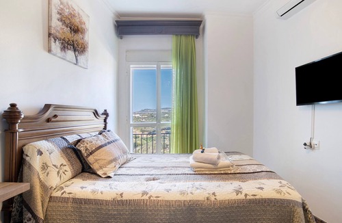 Setenil de las Bodegas House | Holiday Home 'El Aroma Del Dulce' with Mountain View, Wi-Fi and Air Conditioning