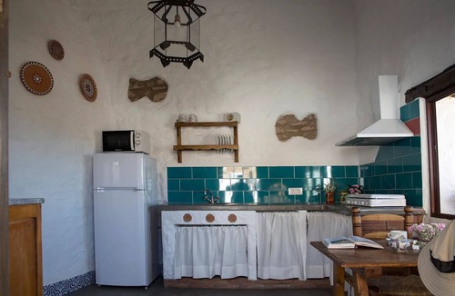 Los Balcones House | Holiday Home 'Cuevas Balcones de Piedad - Pita' with Terrace, Shared Pool & Wi-Fi