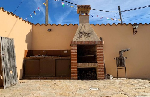 Aldehuela de la Boveda House | Homerez - Spacious house with garden and terrace