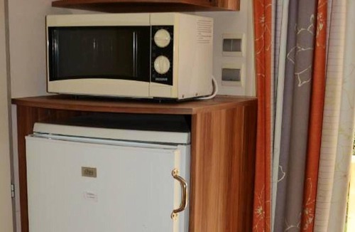 La Roque-d'Antheron House | Homerez - Nice bungalow for 6 ppl. with shared pool at La Roque-d'Anthéron