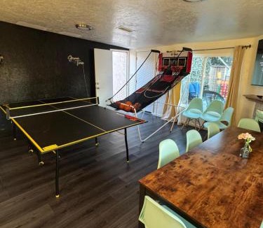 Riverside House | Hot Tub - Pool - FirePit - GameRoom - Sleeps 12!