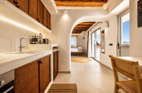 Milos Apartment | iLocal Premium Services suite
