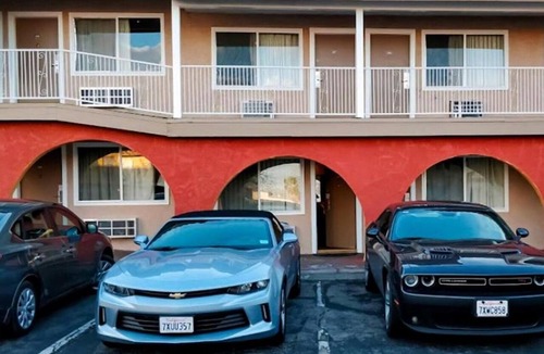 Ridgecrest Apartment | King Bed Non-Smoking