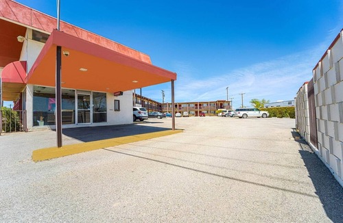 Mojave Apartment | King Bed|Non-Smoking