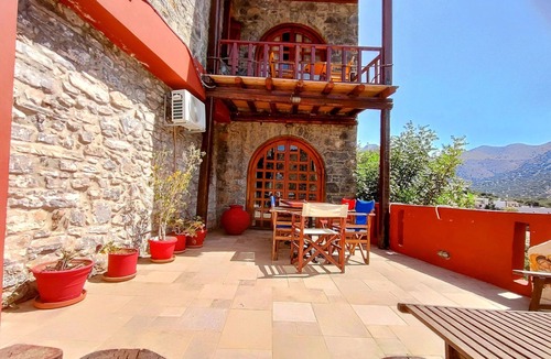 Mavrikiano House | Kretisches Steinhaus mit Gemeinschaftspool by Interhome