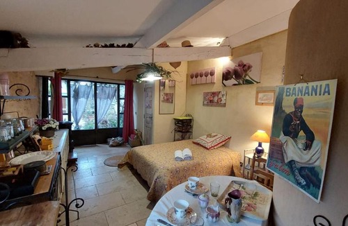 La Rochegiron Bed & Breakfast | L'olivier sur la place