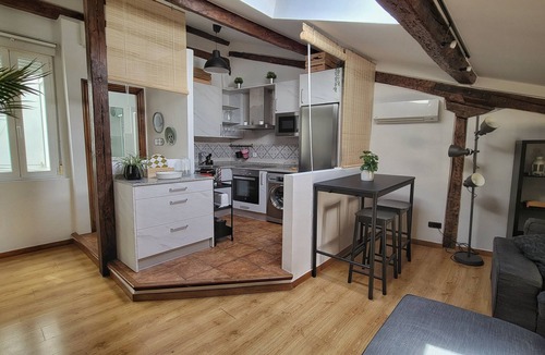 Haro Apartment | La Buhardilla del Centro Para Parejas